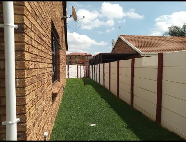 2 BEDROOM HOUSE FOR SALE IN GREENHILLS EXT 3